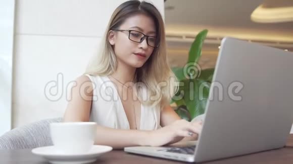 亚洲女商人用电脑视频的预览图