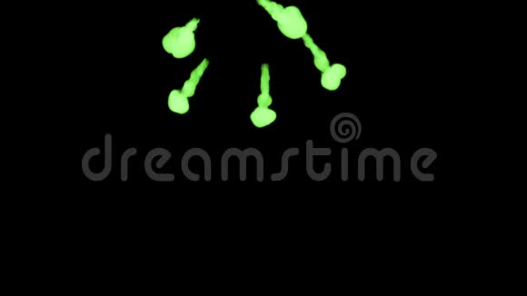 在黑色背景上的水中辉光绿色墨水的三维渲染Luma哑光作为墨水效果或背景的阿尔法面具7视频的预览图