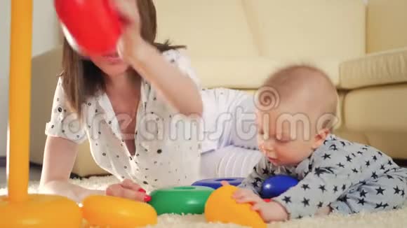 可爱的母亲和孩子在家里一起在室内玩耍爱妈妈和幼儿玩耍玩得开心视频的预览图
