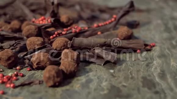 黑巧克力中的碎屑红胡椒和巧克力片视频的预览图