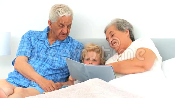 祖父母给他们的孙子读一本书视频的预览图