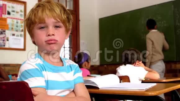 上课时吹着嘴唇的无聊小男孩视频的预览图