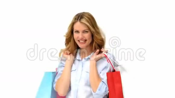 漂亮的金发女人带着购物袋视频的预览图