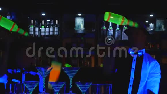 巴曼表演两个酒吧招待杂耍瓶子和烧杯混合近点视频的预览图