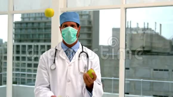 戴面具的医生在给青苹果打杂耍视频的预览图