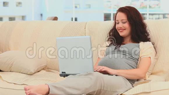 孕妇喜欢聊天视频的预览图