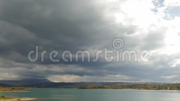山湖上空乌云密布视频的预览图
