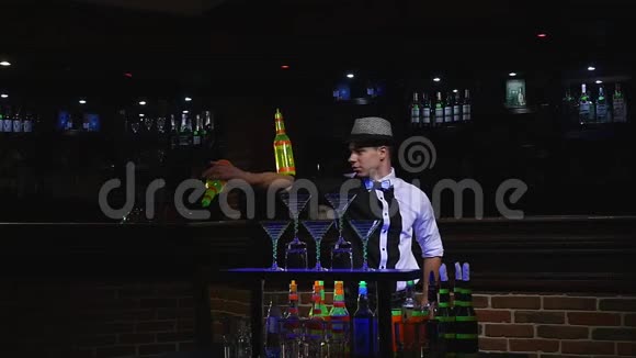 杂技表演由巴曼杂耍两瓶酒吧背景慢动作视频的预览图