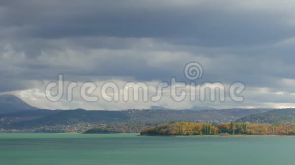 绿松石色的山湖上空的暴风云视频的预览图
