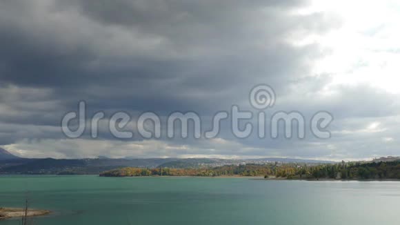 山湖上空乌云密布视频的预览图