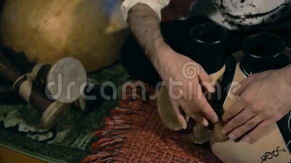 在一个叫弗鲁杜的阿拉伯打击乐鼓上鼓出一个节拍视频的预览图