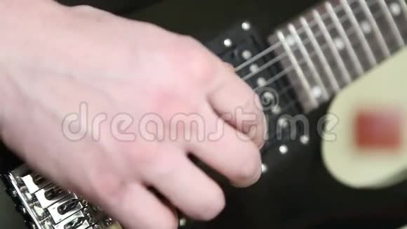 一个玩电吉他的人视频的预览图