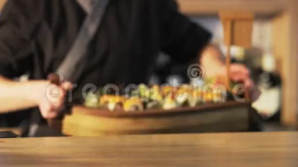 把寿司端上餐桌的人视频的预览图