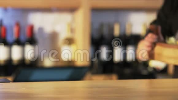 把寿司端上餐桌的人视频的预览图