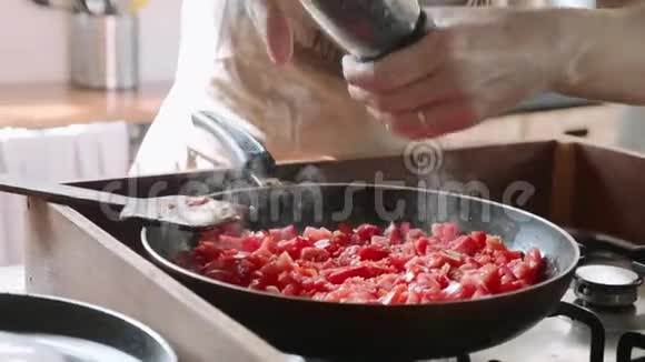 在煎锅上煮意大利面条用的番茄酱特写视频的预览图