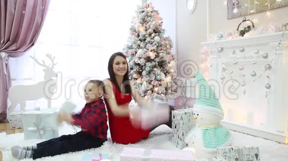 圣诞快乐的家庭和圣诞礼物视频的预览图