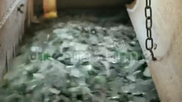 玻璃颗粒在回收设施中的机器中回收视频的预览图