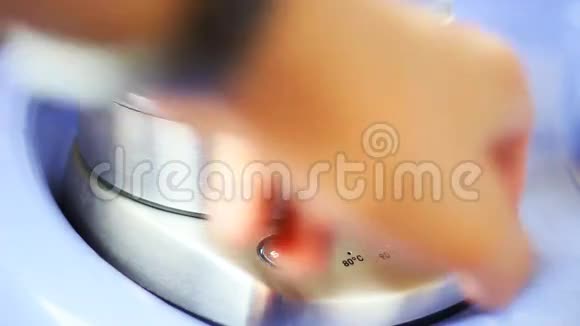 手按茶壶上的按钮视频的预览图