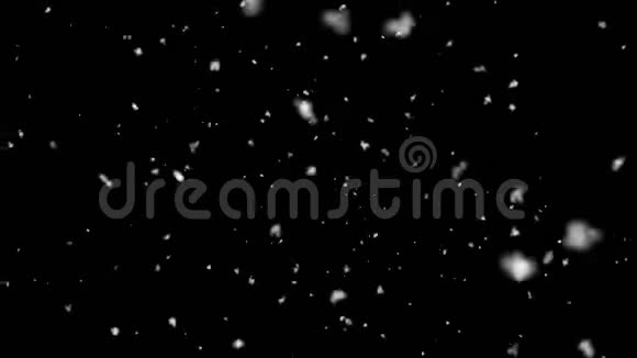 雪相机降落在黑色爆炸背景上的尘埃粒子视频的预览图