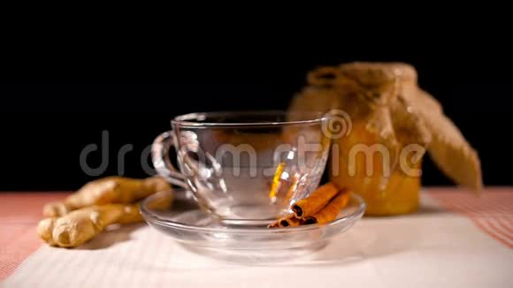 用蜂蜜生姜和肉桂浇茶视频的预览图