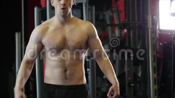 特写男人显示完美的腹肌男人摆姿势展示他的肌肉视频的预览图