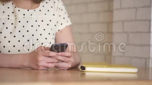 在桌上的咖啡咖啡厅用平板电脑拉近女人的距离视频的预览图
