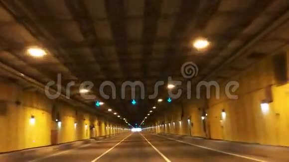 汽车从彼得堡克朗斯塔特大坝下的隧道中开出视频的预览图