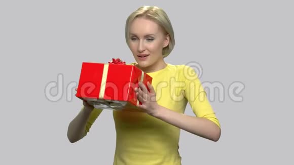 兴奋的女人带着礼物盒视频的预览图