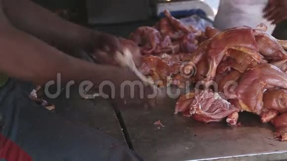 印度男子在孟买的市场上切动物肉关闭视频的预览图