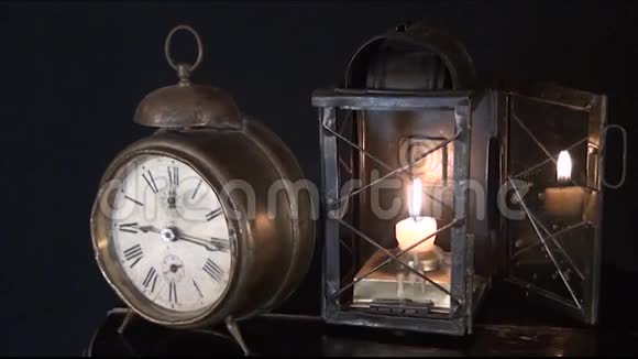 一支蜡烛在黑色背景的旧灯中燃烧视频的预览图