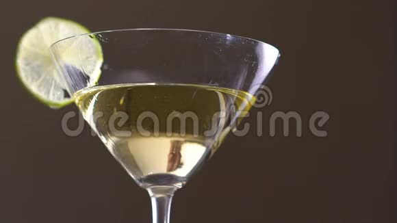 一颗橄榄掉进酒杯里加入酒精和石灰片慢慢地视频的预览图