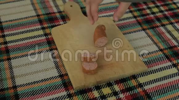 用草药和香料切割保加利亚香肠视频的预览图