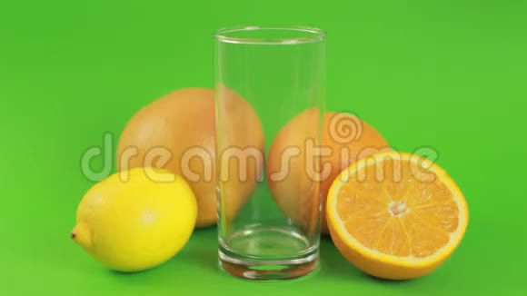 把橙汁倒入玻璃杯里视频的预览图