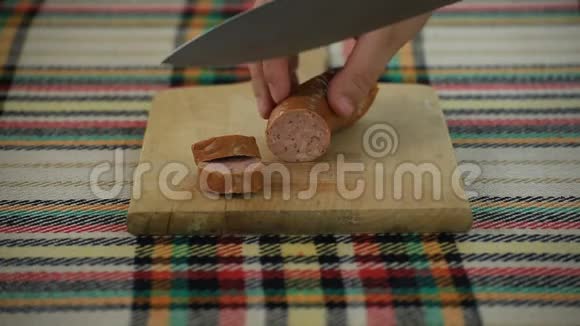 用草药和香料切割保加利亚香肠视频的预览图