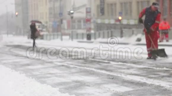 在暴风雪中走在冰冻路面上的女人视频的预览图