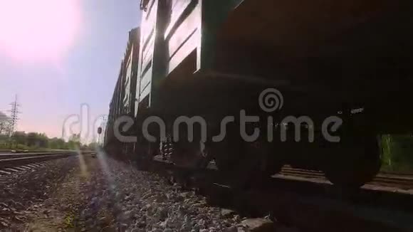 货运列车在工业区等候运输绿色集装箱视频的预览图