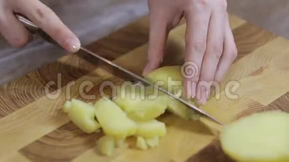 土豆切块特写视频的预览图