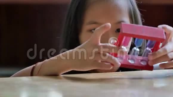 亚洲小孩看沙漏视频的预览图
