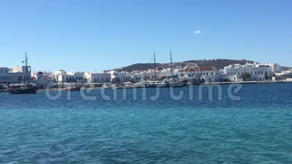 希腊麦科诺斯米科诺斯镇的老港口视频的预览图