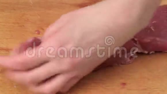 女人用刀切肉视频的预览图