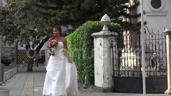 新娘十字街视频的预览图