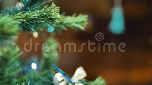 女人的手在圣诞树上挂球寒假圣诞节和新年装饰闪烁的加兰视频的预览图