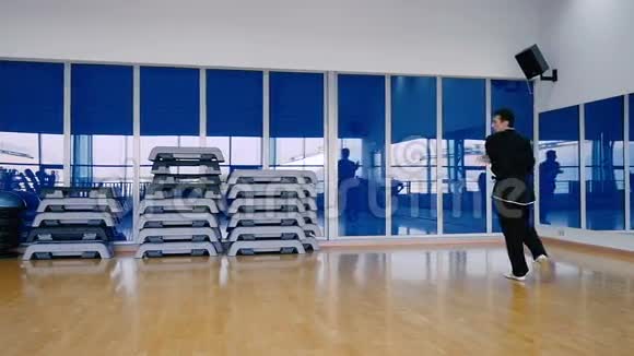 慢动作在体育馆训练武术的人视频的预览图