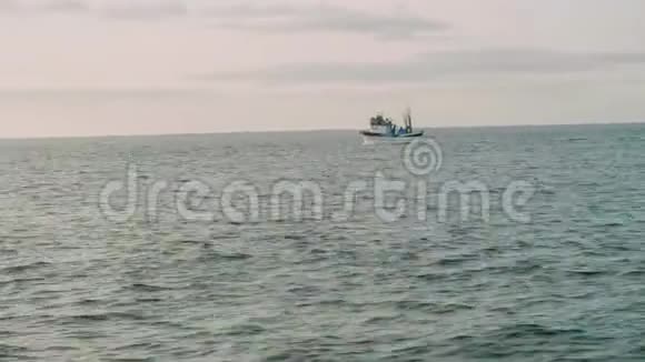 观渔船出海航行从游艇上看到视频的预览图