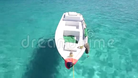 漂浮在红海里的小木船埃及视频的预览图