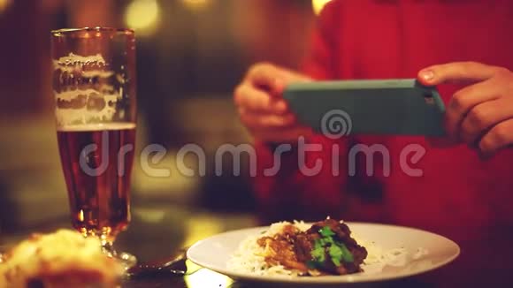 与智能手机亲密接触为酒吧或酒吧的社交网络网站拍照食物1920x1080视频的预览图