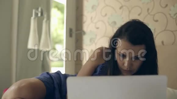 酒店房间里的女孩通过你的MacBook在网上聊天视频的预览图