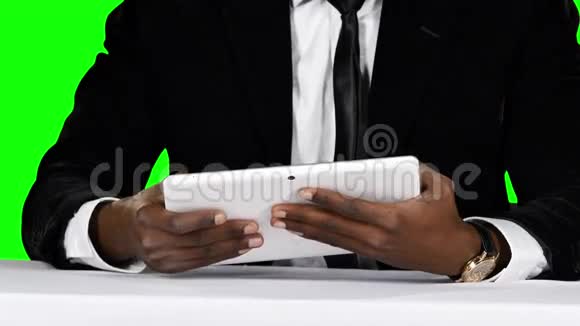 商人坐在桌子旁用笔记本电脑绿色屏幕视频的预览图