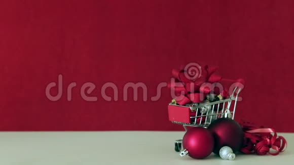 圣诞球红色购物车木制视频的预览图