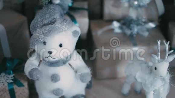 圣诞客厅有星星和雪圣诞树和圣诞装饰品视频的预览图